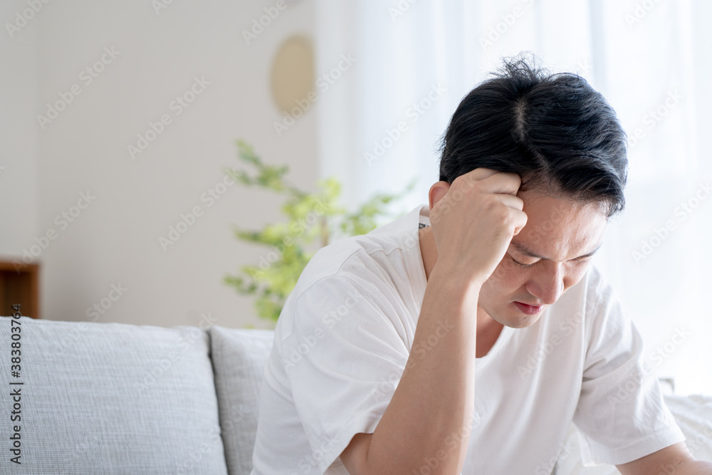 悩むアジア人男性