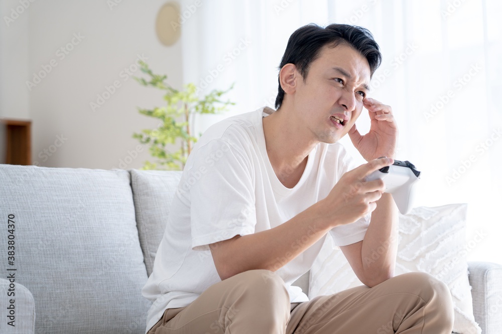 ゲームをするアジア人男性 ゲームをするアジア人男性