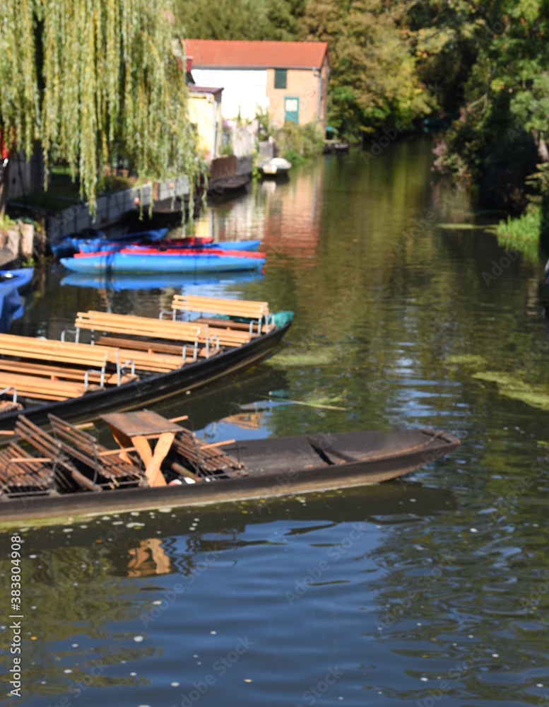 Obraz premium Holzkahn und Paddelboote im idyllischen Spreewald