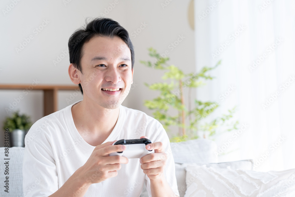 ゲームをするアジア人男性