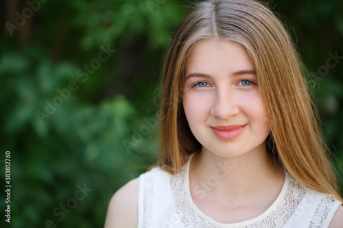 Fototapeta Naklejka Na Ścianę i Meble -  portrait of beautiful cheerful girl