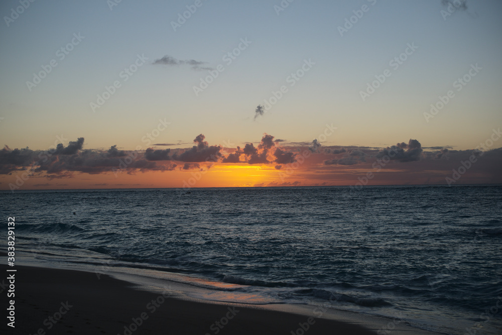 Obraz premium cargo ship at sunset