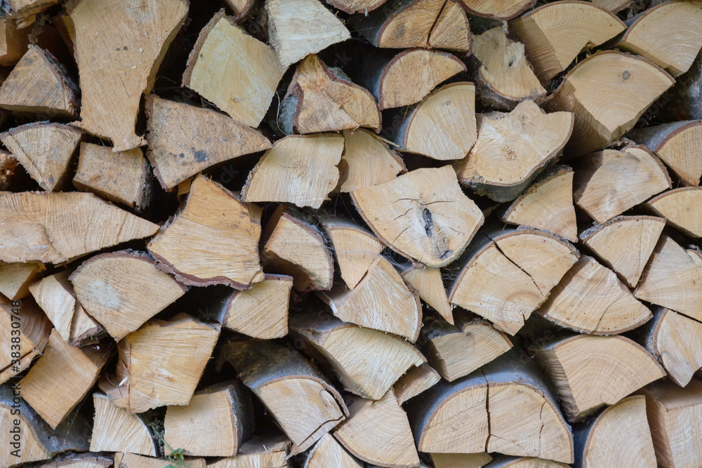 Ein Stapel mit Brennholz aus Holzscheiten, als Textur oder Hintergrund