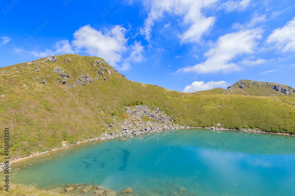 天狗ヶ城と御池　初秋のくじゅう連山　大分県玖珠郡　Mt.Tengugajou and Mike Lake early autumn Ooita-ken Kusu-gun 