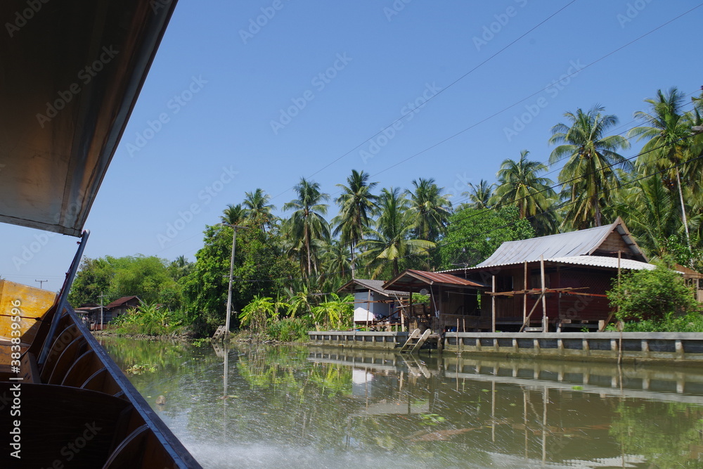 タイのバンコクの水上にある家