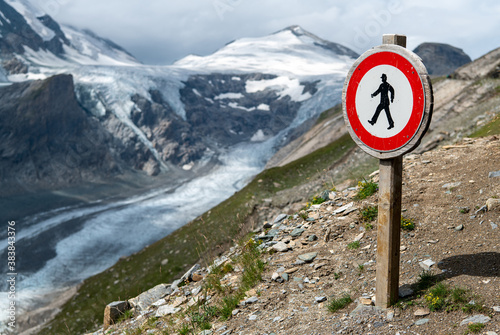 Betreten Verboten Schild in den Alpen photo