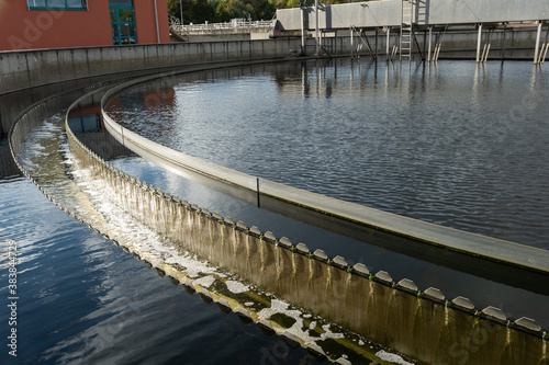 Wallpaper Mural Nachklärbecken in der städtischen Kläranlage mit großem Fassungsvermögen für gereinigtes Wasser. Torontodigital.ca