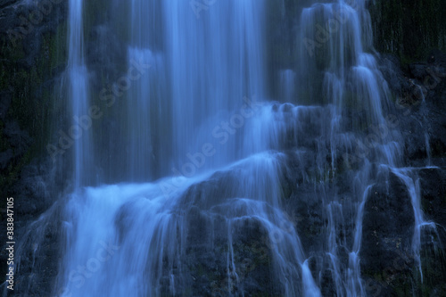 Nahaufnahme eines Wasserfalles © Fotolla