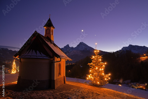 Die Weihnachtliche Kirchleitnkapelle im Winter mit dem Watzmann