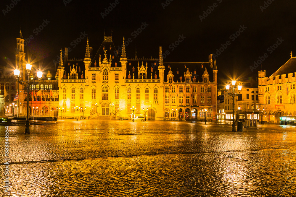 ベルギー　夜のブルージュ歴史地区のマルクト広場と州庁舎