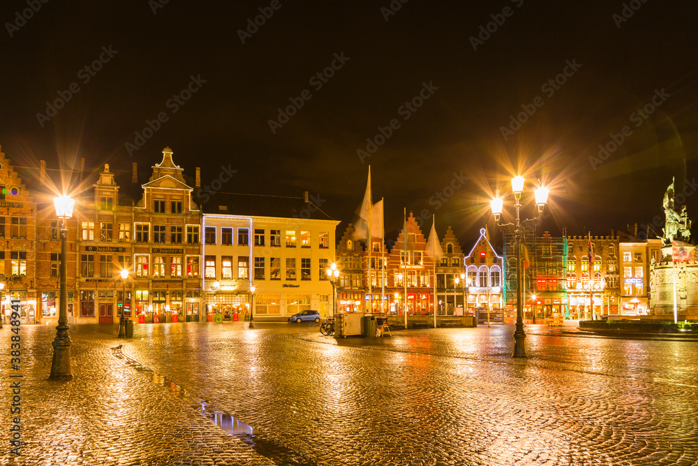 ベルギー　夜のブルージュ歴史地区のマルクト広場
