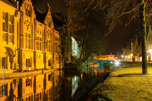 ベルギー　夜のブルージュ歴史地区を流れる運河 © pespiero