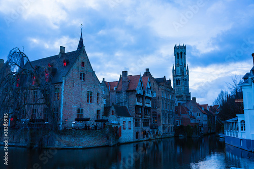 ベルギー 夕暮れ時のブルージュ歴史地区のダイフェル運河からの鐘楼