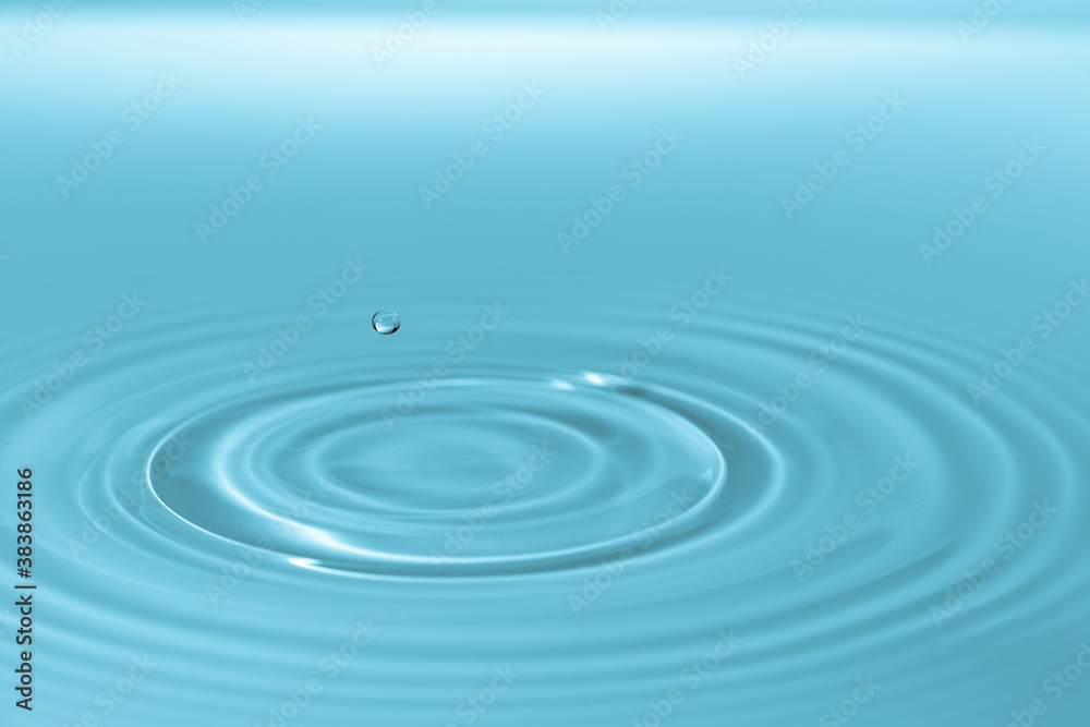 Drop of water drop to the surface. Waves on the surface of the water from a collision