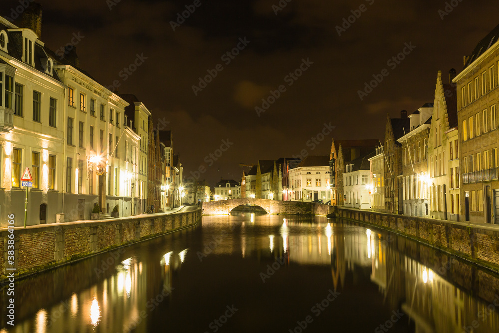ベルギー　ブルージュ歴史地区の運河と夜景