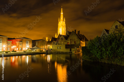 ベルギー 夜のブルージュ歴史地区の運河と街並みとライトアップされた聖母教会