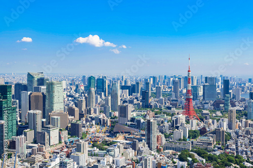 東京タワーと高層ビル群