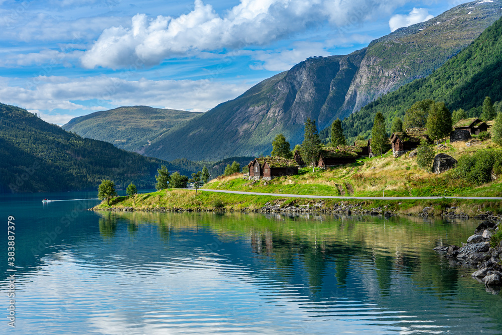 Urlaub in Süd-Norwegen: der schöne See Lovatnet im Kjenndal Nähe Gletscher Kjenndalsbreen