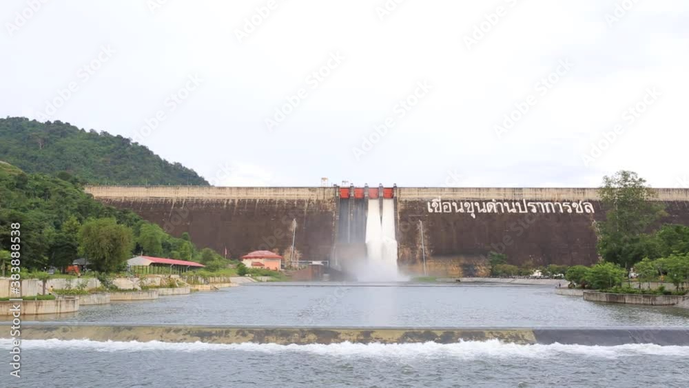 water release at spillway Compacted Concrete Dam, Translation: water release at spillway Compacted Concrete Dam, Translation: