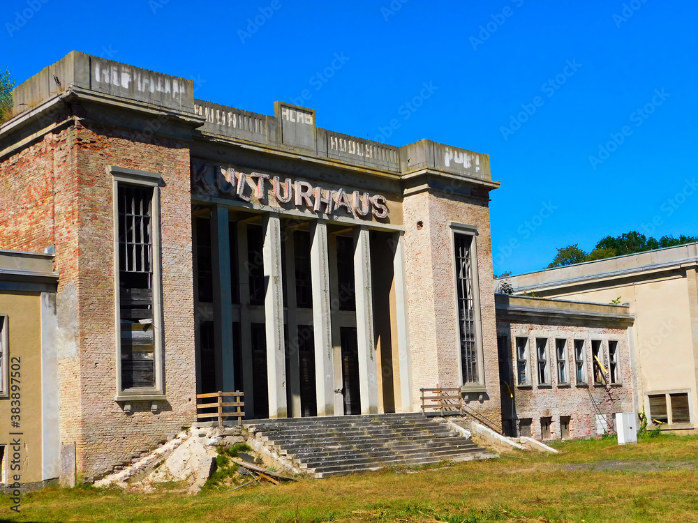Fototapeta premium Ehemaliges Kulturhaus in Zinnowitz