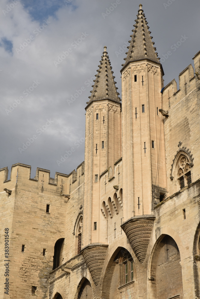 Tours du palais des Papes à Avignon, France