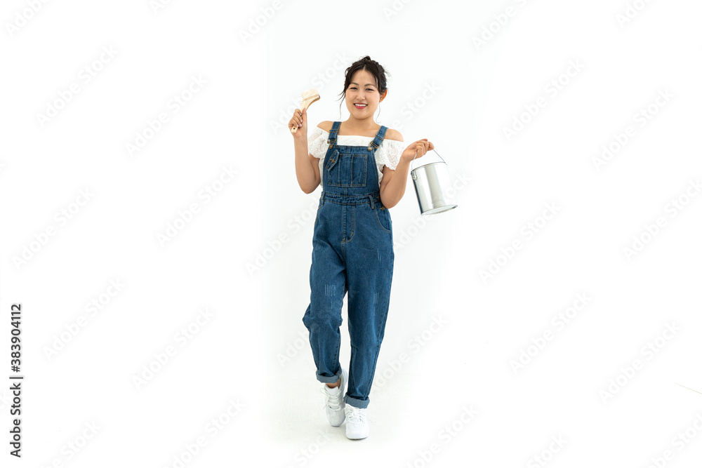 ペンキを塗る若い女性 ペンキを塗る若い女性