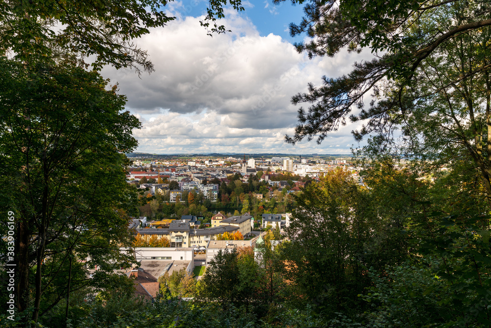 Wels Stadt mit Wolken im Herbst vom Reinberg
