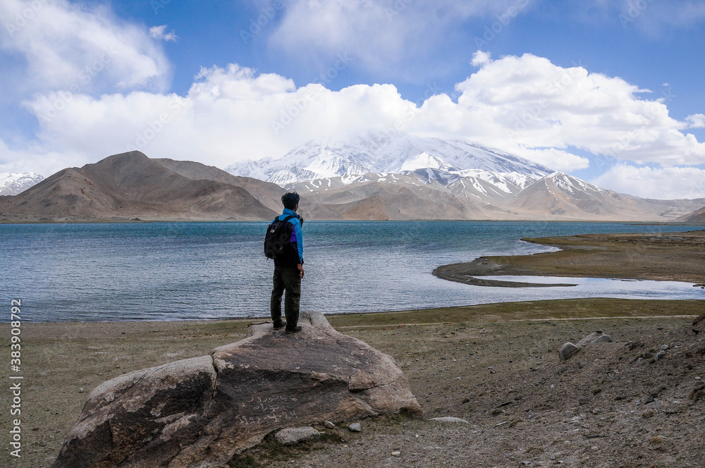 Fototapeta premium Karakul lake and pamir mountains in Xinjiang, Karakorum highway, China