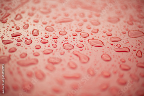 фотографія Abstract background - water drops on red plastic
