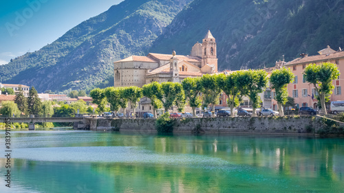 Village médiéval de Breil-sur-Roya dans la vallée de la Roya et sa retenue d'eau. Région PACA, France.