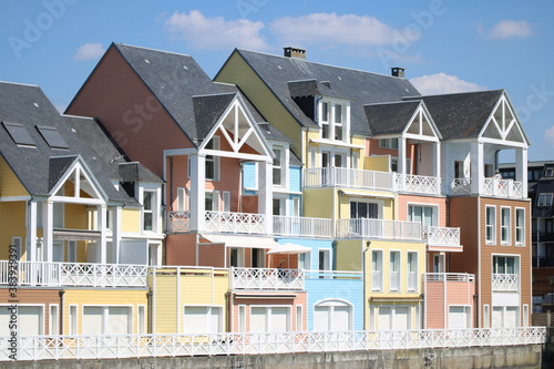 maisons de toutes les couleurs, maisons colorées