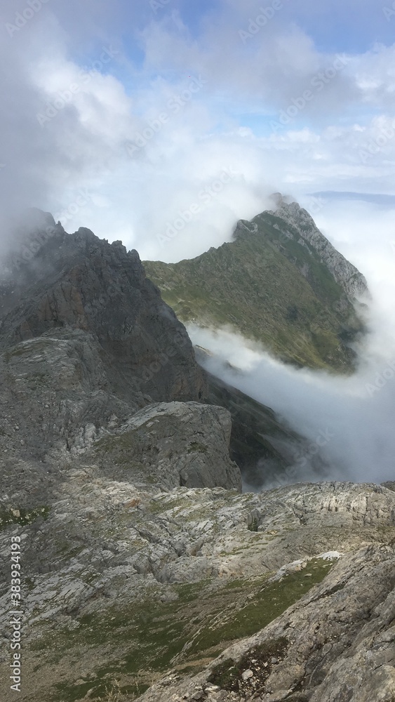 Montaña con niebla