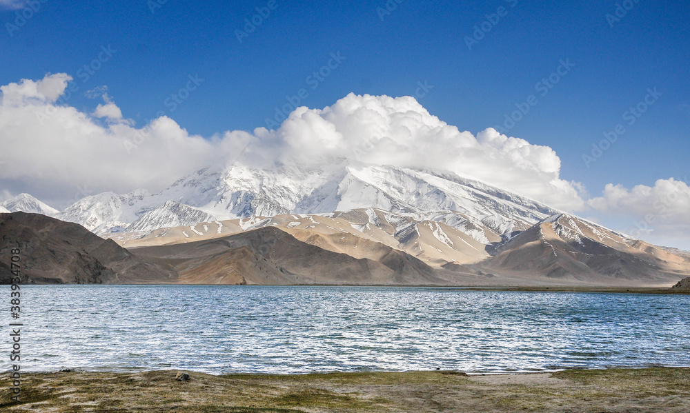 Fototapeta premium View of the karakoram mountain range from the Karakul lake, Xinjiang Province, China