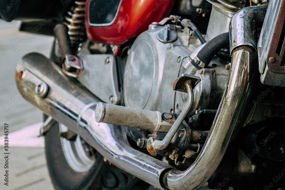 Obraz premium Closeup of a motorcycle parked in the streets of the city center of the metropolitan area 
