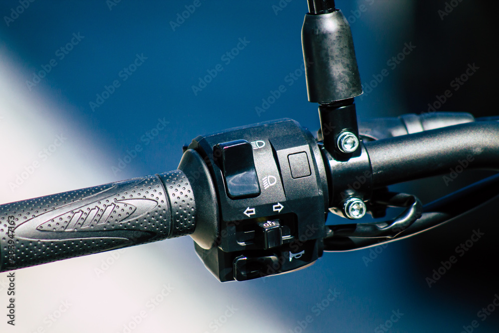 Obraz premium Closeup of a motorcycle parked in the streets of the city center of the metropolitan area 