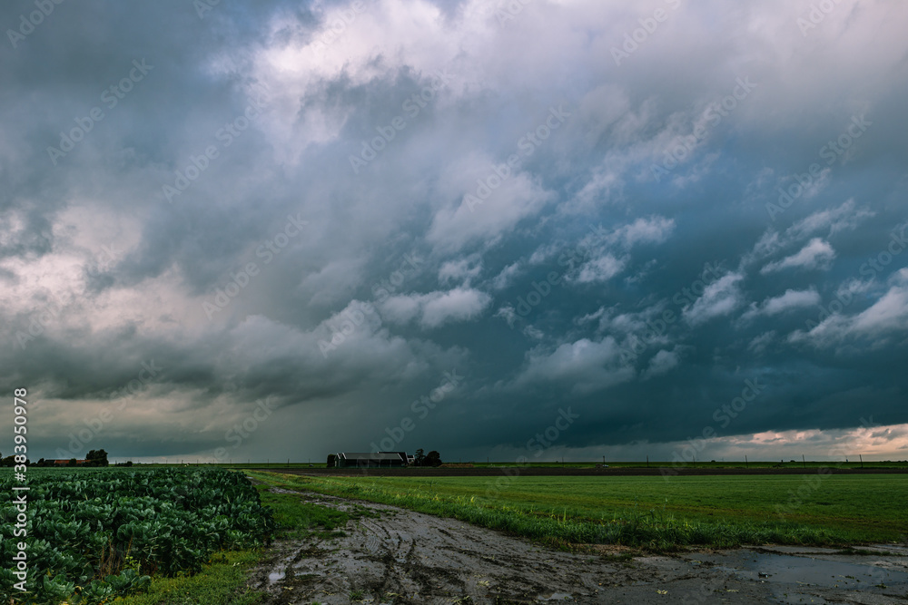 Obraz premium Wild skies of an autumn rain shower over the dutch landscape