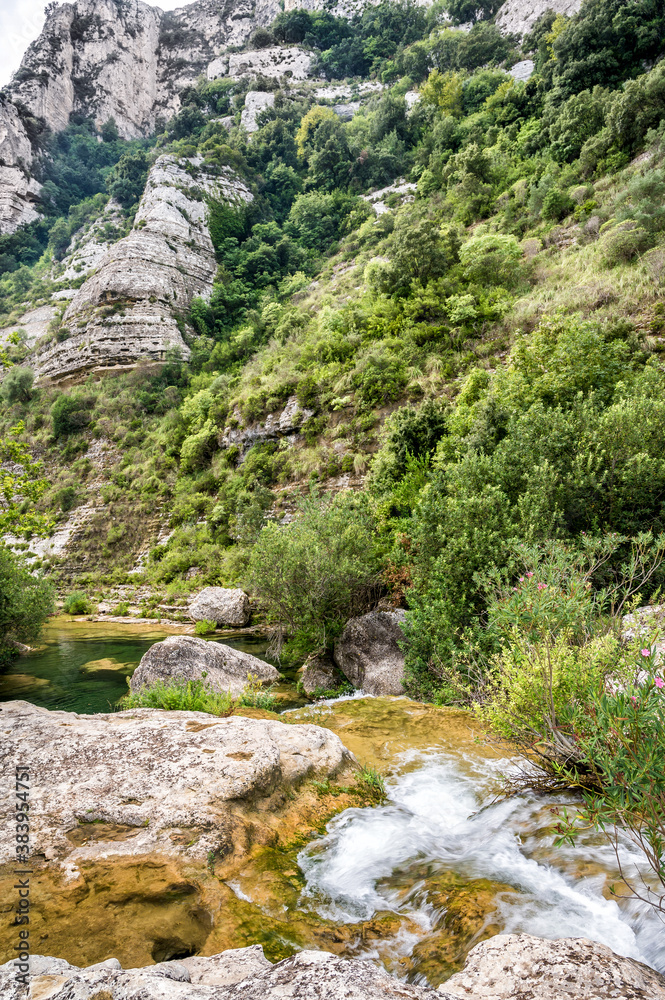 Bach fließt durch wunderschöne Wildnis der Schlucht Cava Grande auf Sizilien