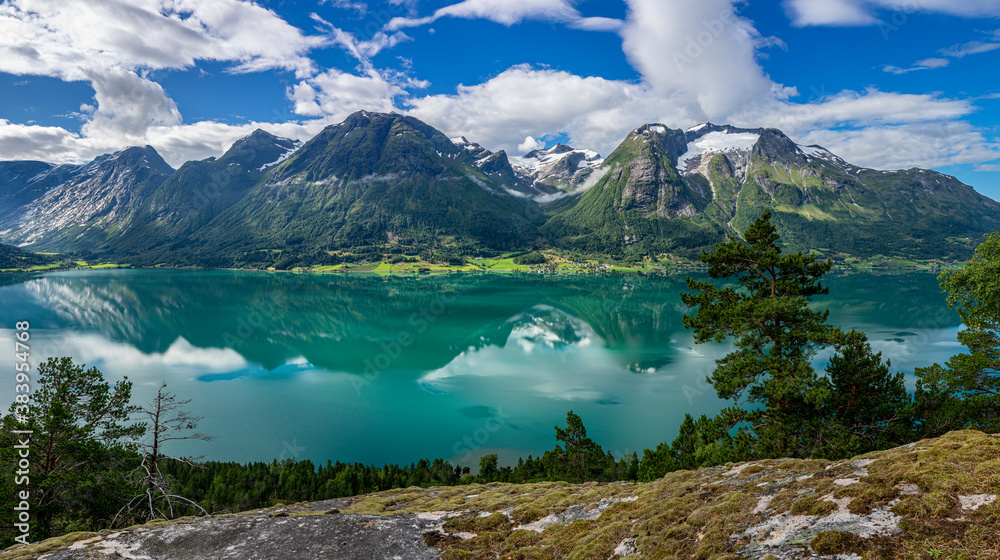 Urlaub in Süd-Norwegen: der schöne klare Berg-See Oppstrynsvatnet / Aussicht von Segestad