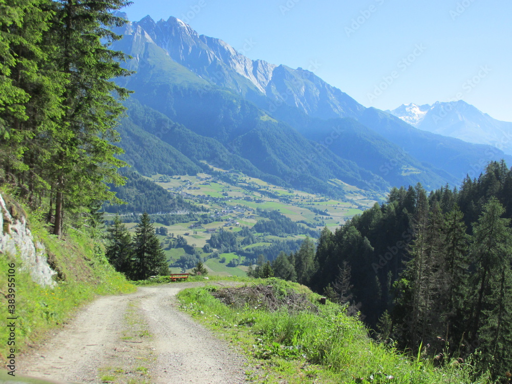 Obraz premium Wunderschöner Ausblick beim Wandern in den österreichischen Alpen