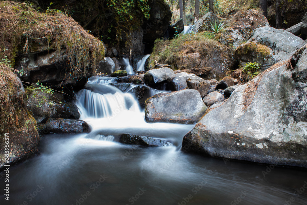 pequeña cascada.