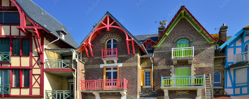 Panoramique les maisons colorées de Mers les Bains (80350), Le tréport (76470), Somme et Seine-Maritime en Normandie, France