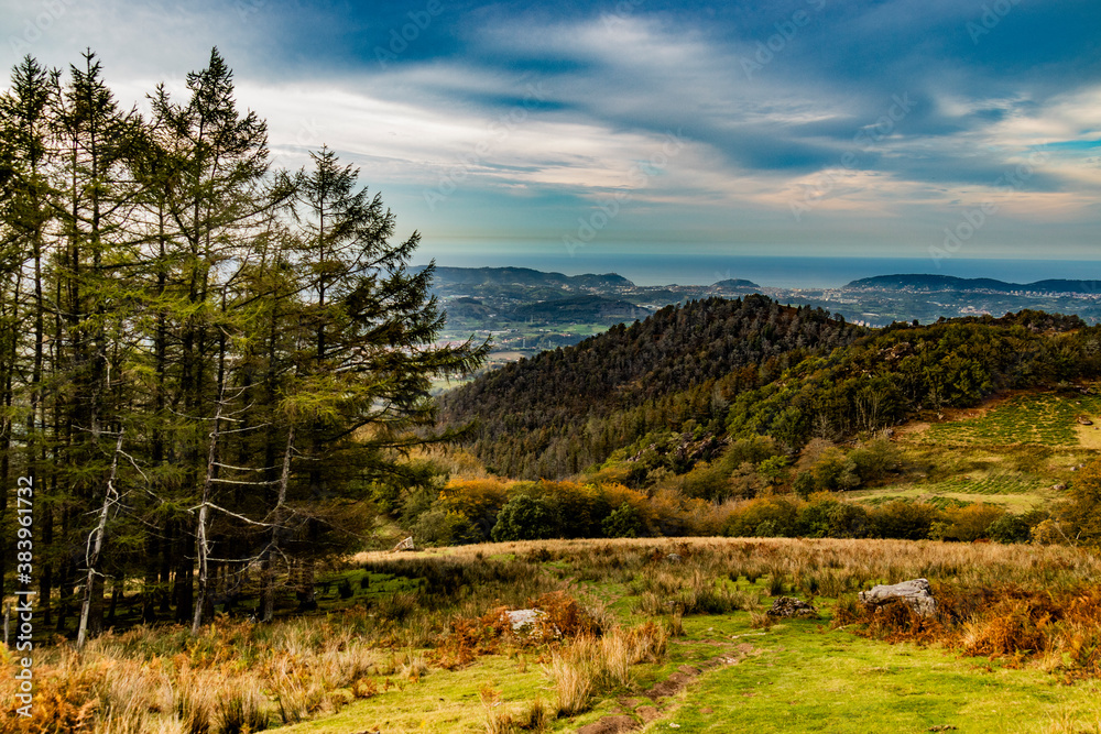 Naturaleza en anochecer durante la subida la monte Adarra del País Vasco Naturaleza en anochecer durante la subida la monte Adarra del País Vasco