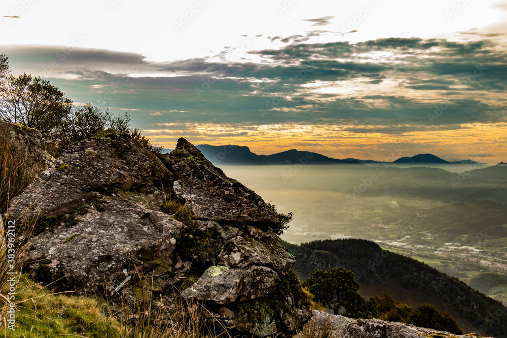 Naturaleza en anochecer durante la subida la monte Adarra del País Vasco