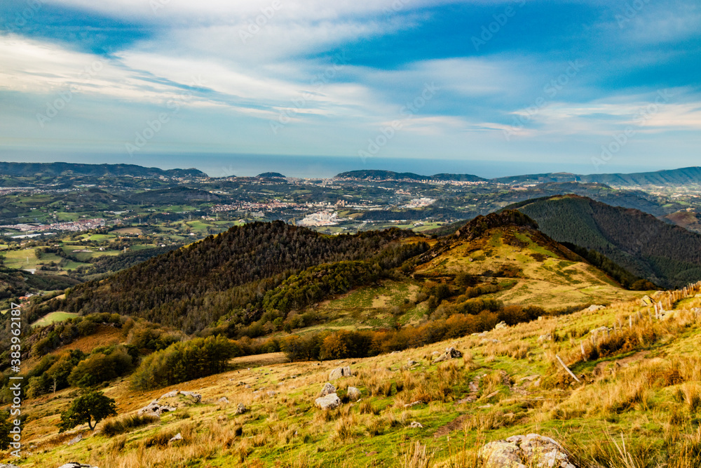 Naturaleza en anochecer durante la subida la monte Adarra del País Vasco