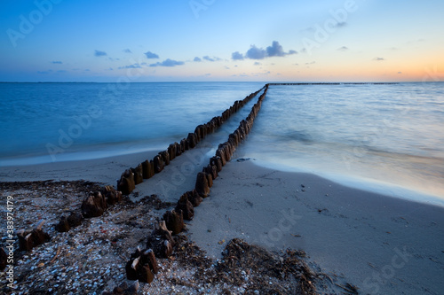 Φωτογραφία long wooden breakwater in North sea