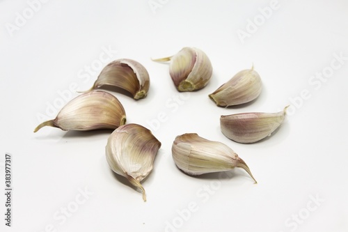 Garlic cloves in a concentric circle