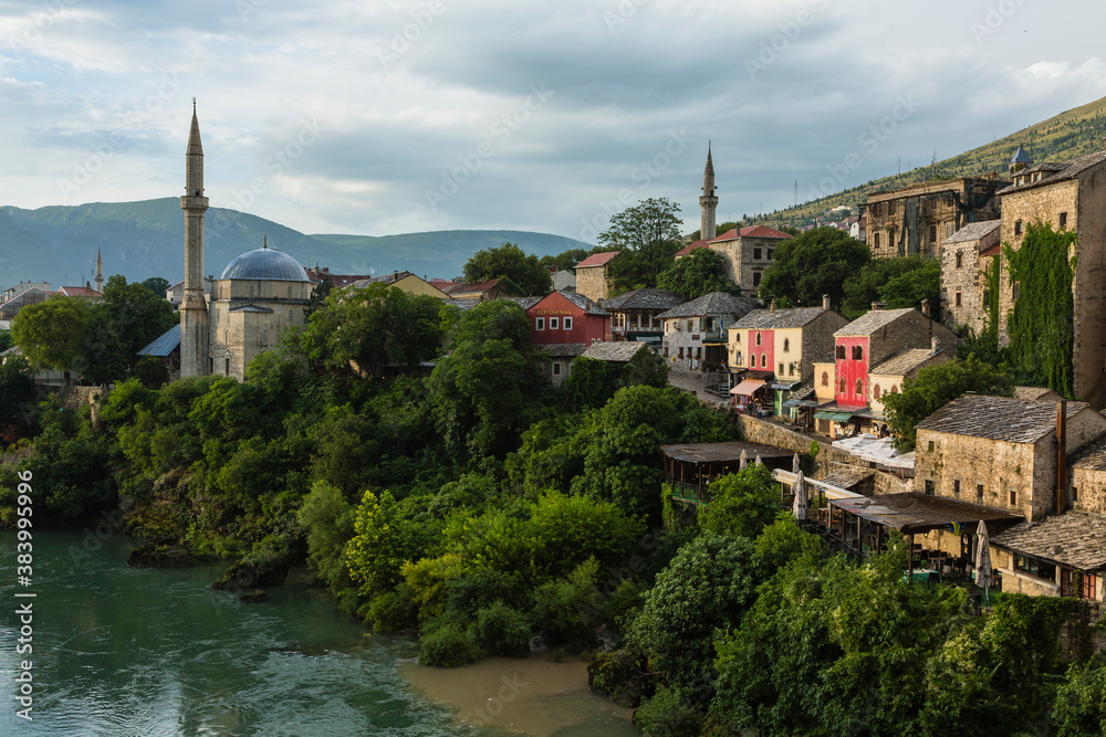 ボスニア・ヘルツェゴビナ　モスタルのスターリ・モスト上からの風景