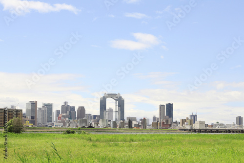 淀川河川敷から見る大阪北区 © Paylessimages