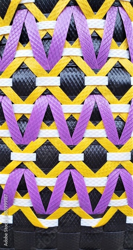tejido negro morado amarillo