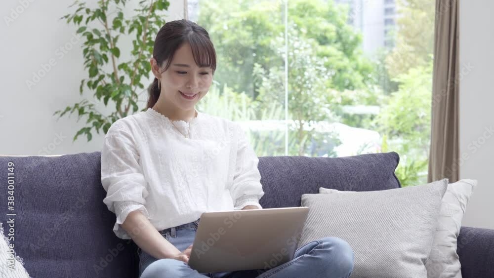 リビングにいる女性 リビングにいる女性